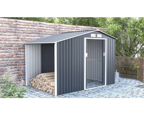 Kovová kůlna na nářadí s uskladněným dřevem a otevřenými dveřmi na zahradě