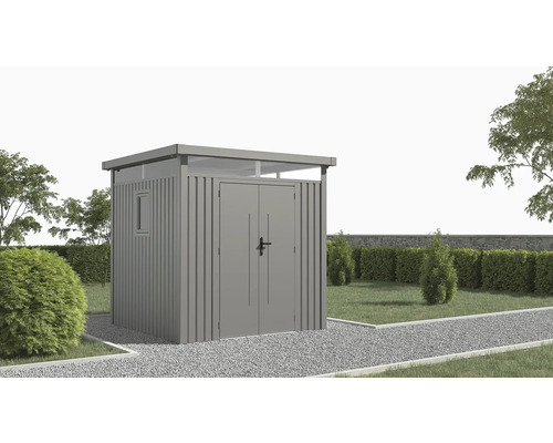 Kovová zahradní skříň s dvoukřídlými dveřmi a oknem na zahradě