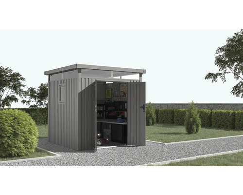 Zahradní domek s otevřenými dveřmi a úložnými regály na zahradě