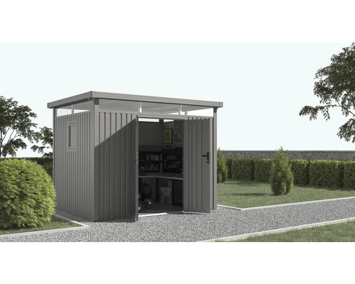 Zahradní kůlna s dvoukřídlými dveřmi a oknem na zahradě