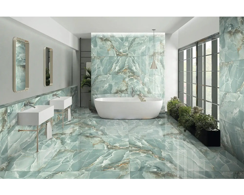 Světlá koupelna s vanou, umyvadly a obklady se vzhledem mramoru