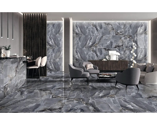 Světlá místnost s dlažbou a obklady stěn ve vzhledu mramoru, posezení a bar