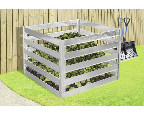 Kovový kompostér se zbytky rostlin na zahradě