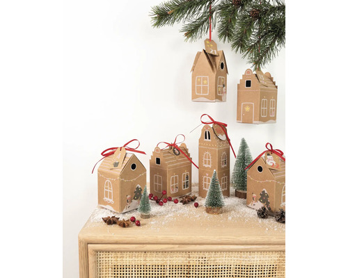 Dekorativní adventní kalendáře z kartonu s červenou stuhou na stole