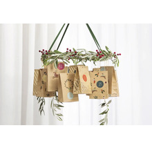 Závěsný adventní kalendář s papírovými sáčky na věnci