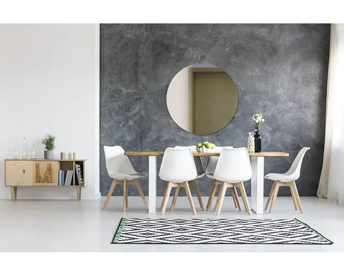 Světlá jídelna s dřevěným stolem, židlemi, kulatým zrcadlem a kobercem