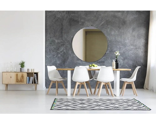 Světlá jídelna s dřevěným stolem, bílými židlemi, zrcadlem a vzorovaným kobercem