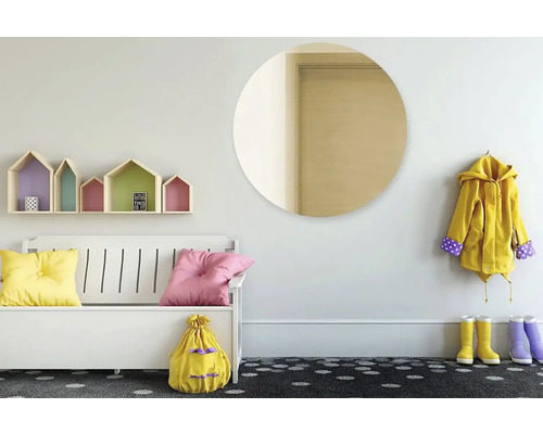 Světlý interiér se zrcadlem, lavicí, nástěnnou policí a oblečením