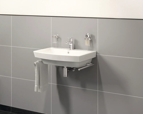 Keramické umyvadlo s baterií a držákem na ručníky na obkládané stěně