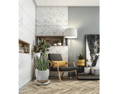 Obývací pokoj s křeslem, stojací lampou a pokojovými rostlinami na kolečkách