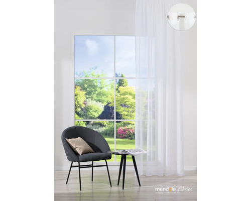 Obývací pokoj s oknem, záclonou, židlí a odkládacím stolkem