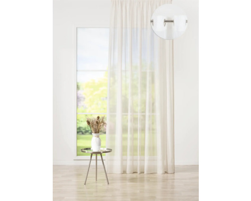 Záclona s oky před oknem