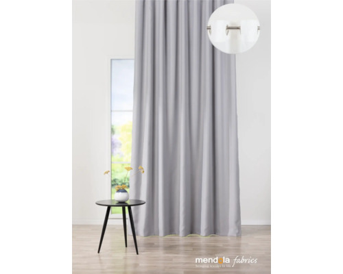 Šedý zatemňovací závěs v obývacím pokoji