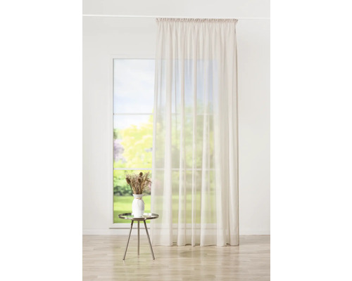 Okno se záclonou, stolem a vázou na květiny