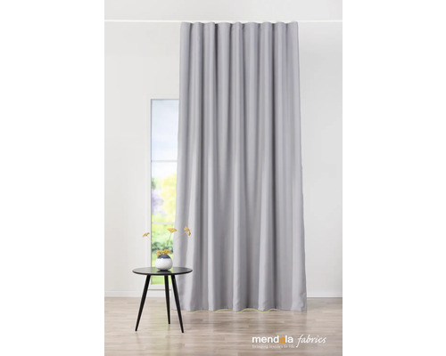 Šedý závěs před oknem