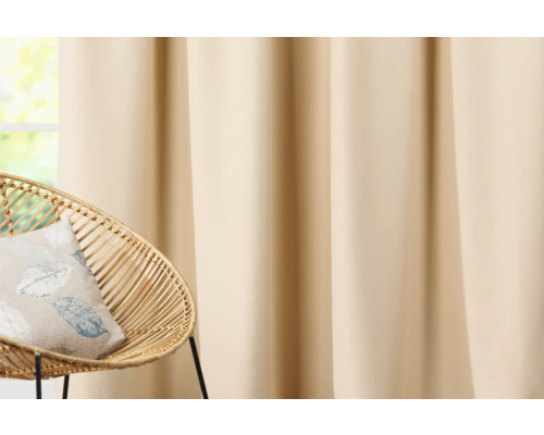 Dekorativní šály s ratanovou židlí a polštářem v místnosti