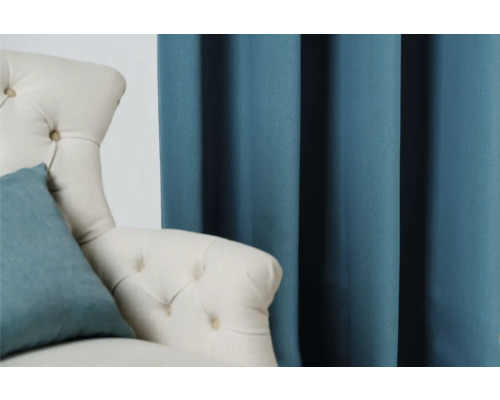 Dekorativní šály a křeslo s polštáři