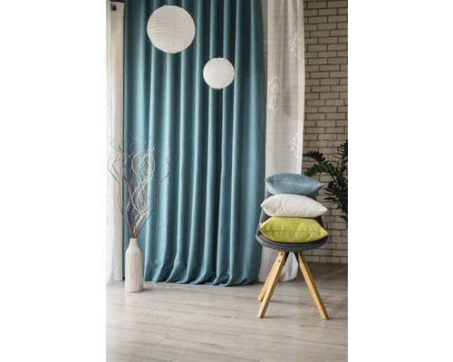 Obývací pokoj se závěsy, polštáři a dekorativními předměty pro útulnou atmosféru