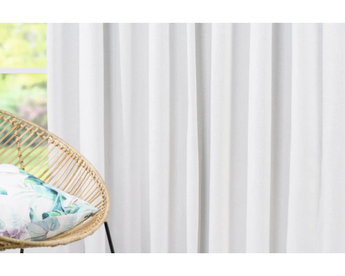 Dekorativní šály v obývacím pokoji s křeslem a polštářem