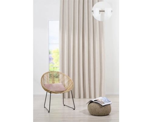 Obývací pokoj se závěsem, křeslem a stoličkou