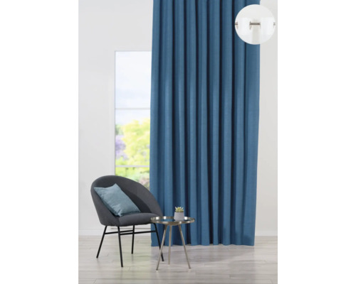 Modrý dekorační závěs vedle židle a stolu