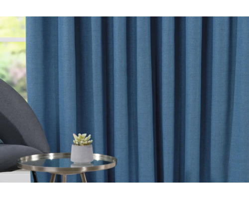 Dekorativní modrý závěs se stolem a rostlinou v květináči