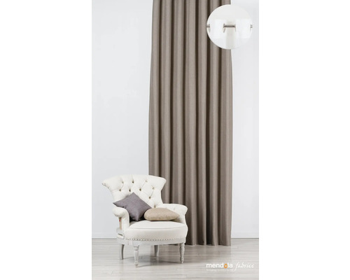 Ozdobný závěs s očky vedle křesla