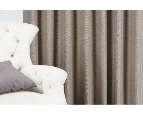 Dekorační látka vedle křesla