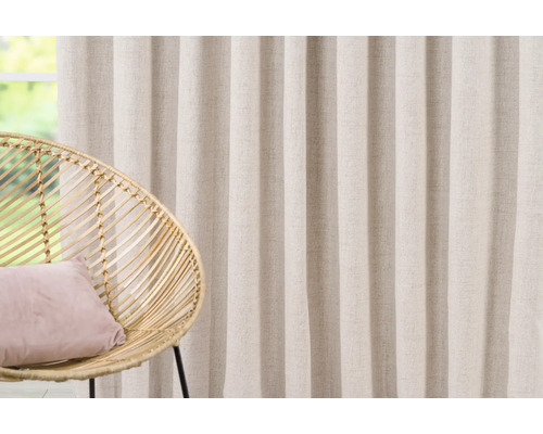 Dekorační látka se skládanou stuhou a křeslem v pokoji.