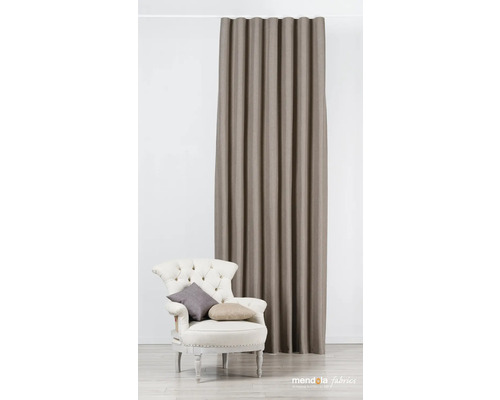 Pohled na závěs vedle křesla