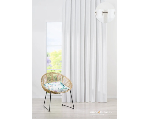 Dekorativní šály z látky před oknem, doplněné židlí a polštářem pro světlou a příjemnou atmosféru.