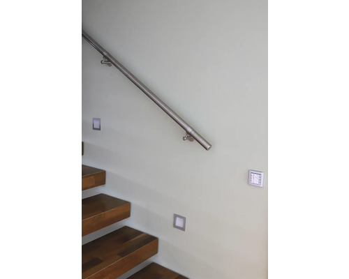 Schodiště s dřevěnými stupni, kovovým zábradlím a nástěnnými světly