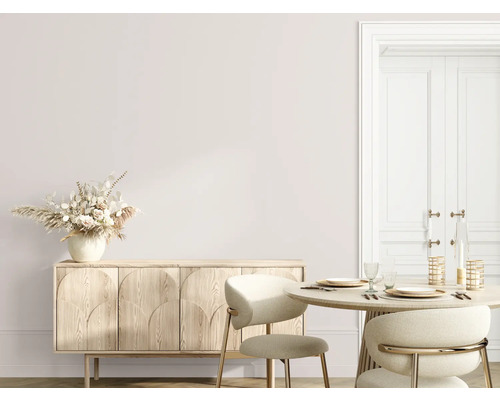 Světlá jídelna s příborníkem, květinovou výzdobou a jídelním stolem s prostíráním