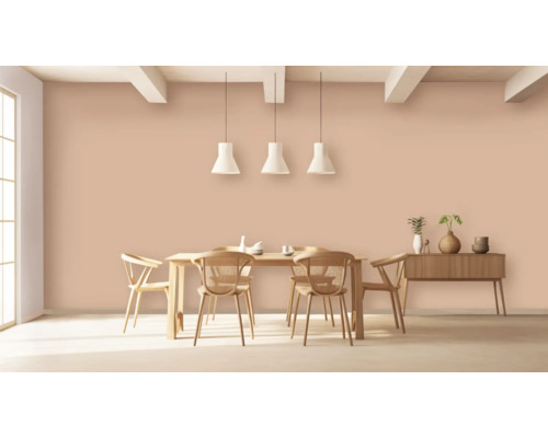 Jídelna s dřevěným stolem, židlemi, závěsnými světly a příborníkem před natřenou stěnou