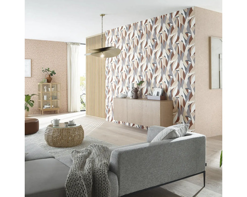 Obývací pokoj s vzorovanou tapetou, pohovkou a dřevěným nábytkem pro moderní design interiéru