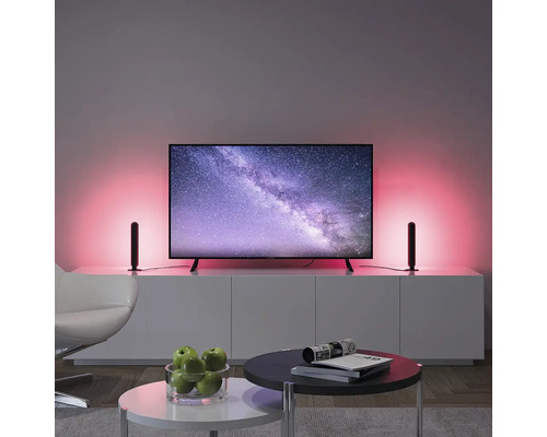 Obývací pokoj s televizí a dvěma LED světly