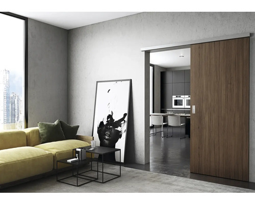 Obývací pokoj s posuvnými dveřmi, pohovkou a výhledem do kuchyně