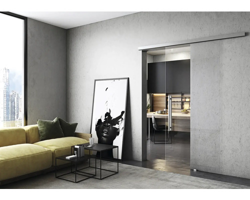 Obývací pokoj se skleněnými posuvnými dveřmi, pohovkou a uměleckým dílem