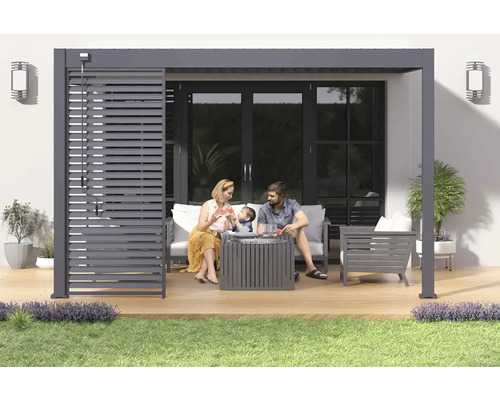 Scéna s rodinou pod terasovým zastřešením s lamelovou střechou a zahradním nábytkem