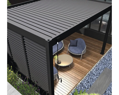 Pergola s lamelovou střechou a zahradním nábytkem na dřevěné terase