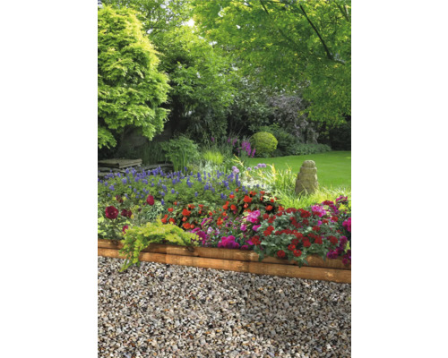 Zahrada s květinami, štěrkem a dřevěným obrubníkem