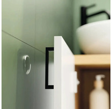 Detail koupelnové skříňky s černou rukojetí