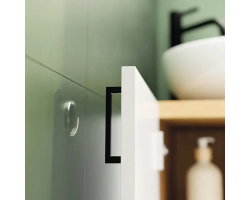 Detail koupelnové skříňky s černou rukojetí