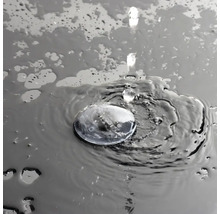 Kapky vody padající do vody