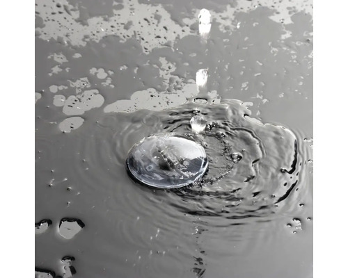 Kapky vody padající do vody