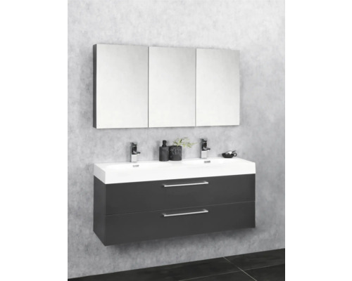 Koupelna s umyvadlovou skříňkou, dvojitým umyvadlem a zrcadlovou skříňkou