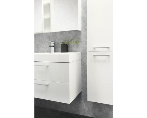 Koupelna se skříňkou pod umyvadlo, umyvadlem, zrcadlovou skříňkou a vysokou skříňkou ve světlém designu