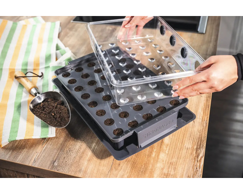 Sadbovací miska s tabletami zeminy a průhledným víkem a malou lopatkou se zeminou