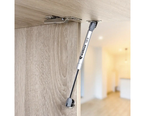 Nábytkové kování s plynovou pružinou namontované na dřevěném nábytku