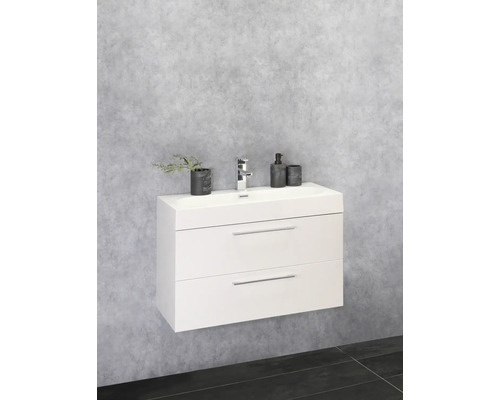 Moderní koupelna s bílou skříňkou pod umyvadlo a dvěma zásuvkami